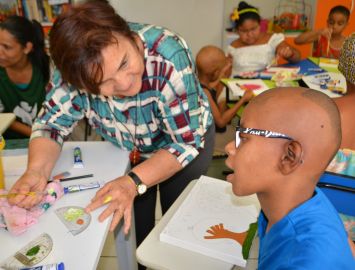 Oficina de Artes: pacientes aprendem a mistura das cores