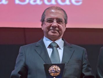 Presidente do GACC-BA conquista troféu como mais influente na área de saúde