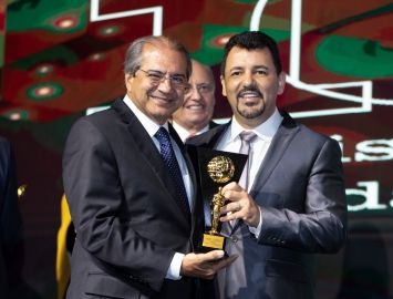Dr. Roberto Sá Menezes recebe prêmio na categoria Referência em Saúde