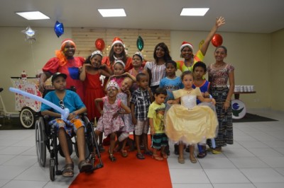 Crianças do GACC-BA ganham Festa de Natal