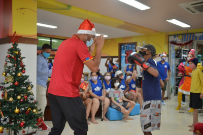 Campeão olímpico Hebert Conceição visita as crianças do GACC-BA