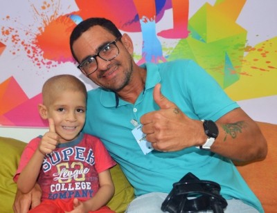 (Foto: Fábio comemorando a sua última quimioterapia, Itapuã – Ba) (Foto: Fábio comemorando a sua última quimioterapia, Itapuã – Ba)