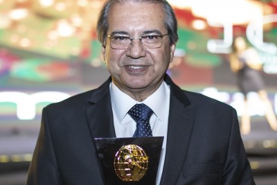 Roberto Sá Menezes recebe prêmio na categoria Referência em Saúde