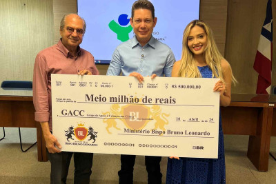 Bispo Bruno Leonardo visita o GACC-BA e doa meio milhão de reais