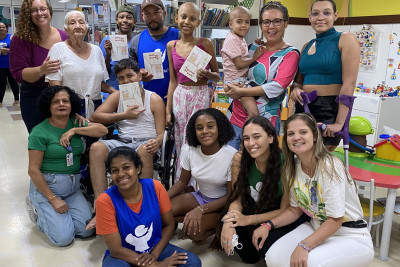 Dia da Poesia: Elba Vieira autografa livros para as crianças