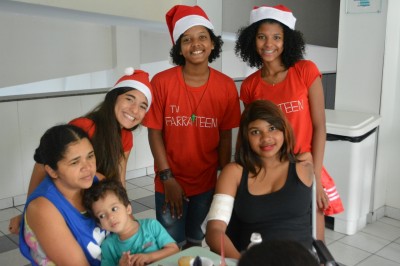 Pacientes se divertem com integrantes do canal de youtube Farra Teen TV