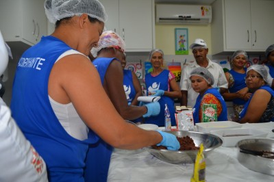 Acompanhantes participam de oficina de culinária